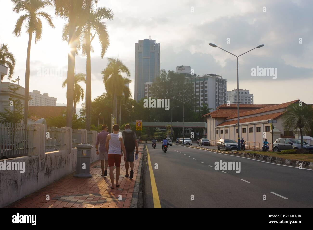 George Town, Penang, Malaysia - 18. April 2016: Tourist an einer Stadtstraße in , Georg , Dämmerung mit Lichtwegen und Verkehrszeichen, Stockfoto