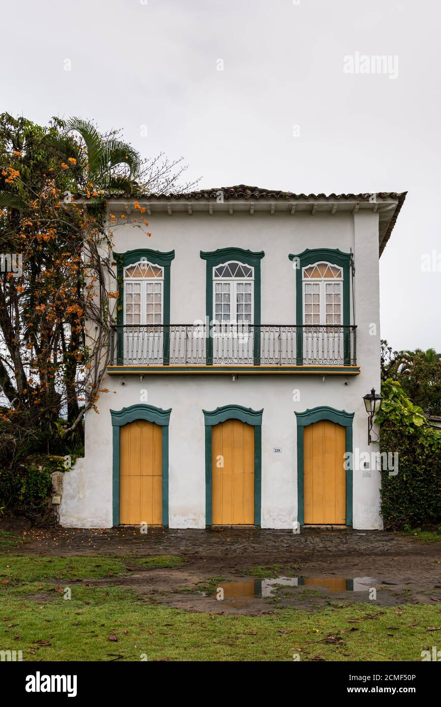 Außenfassade des alten Kolonialhauses im ländlichen brasilianischen Historische Stadt Stockfoto