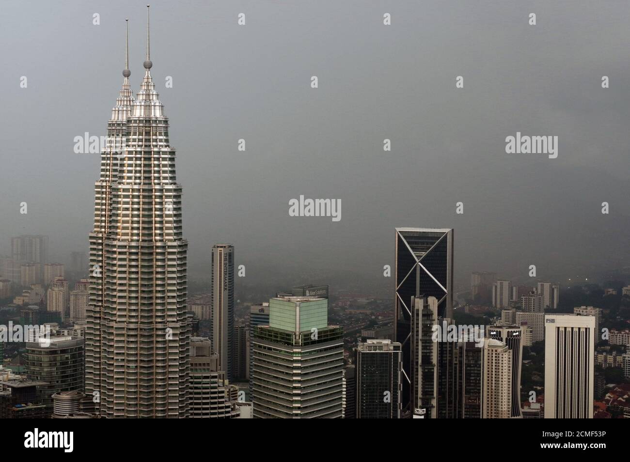 Kuala Lumpur, Malaysia - November 17. 2016: Dramatische Landschaft der Stadt KualaLumpur bei Sonnenuntergang. Blick vom KL-Tower Menara . Stockfoto