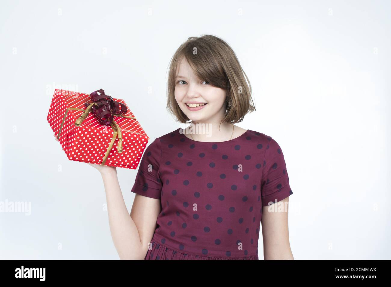 Porträt des Mädchens mit einer Geschenkbox in den Händen. Stockfoto