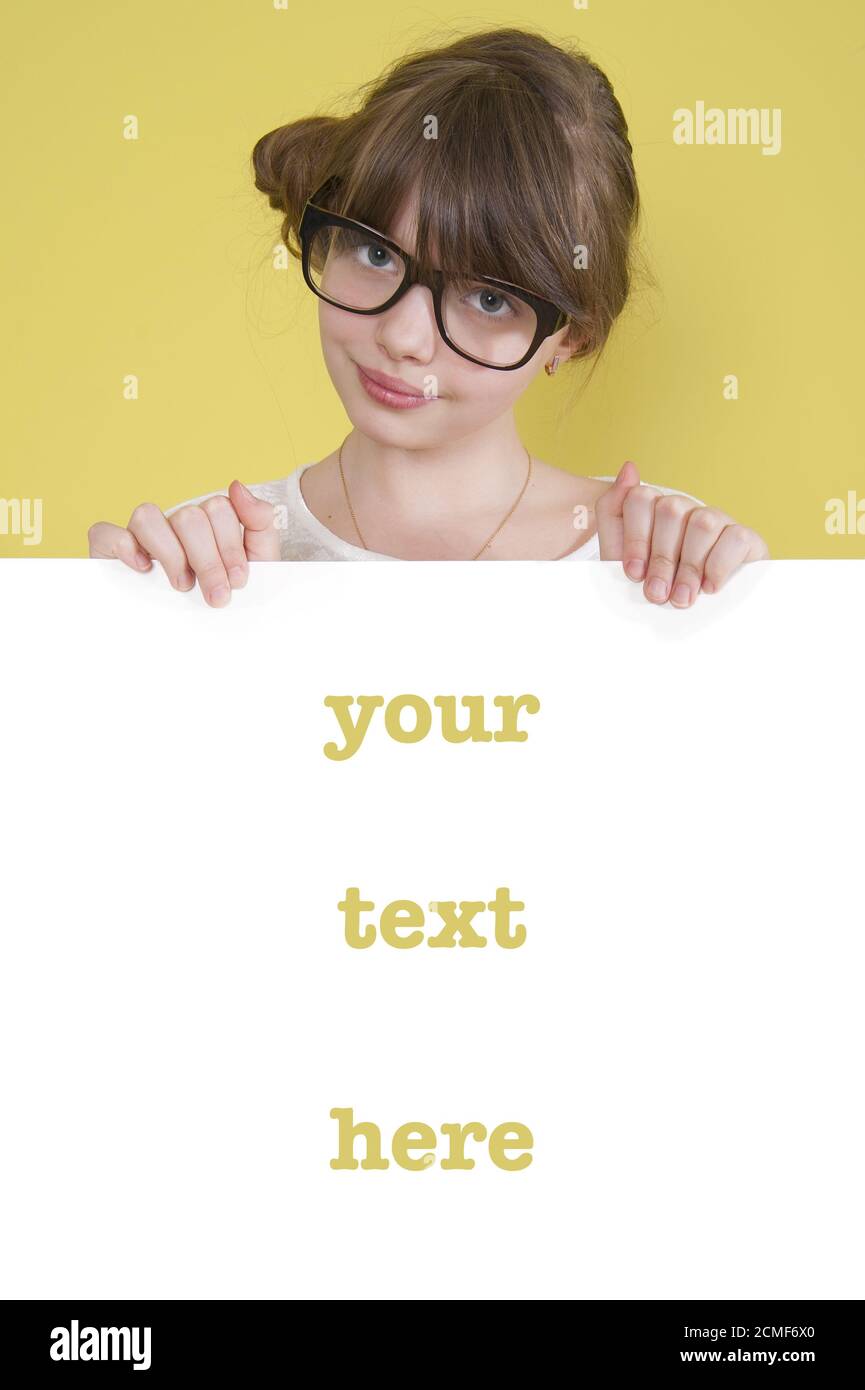 Mädchen hält ein weißes Blatt mit Platz für Text. Stockfoto