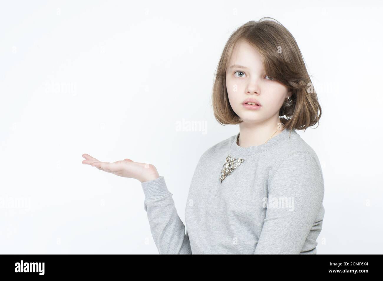 Porträt eines Mädchens mit ausgestreckter Hand. Stockfoto