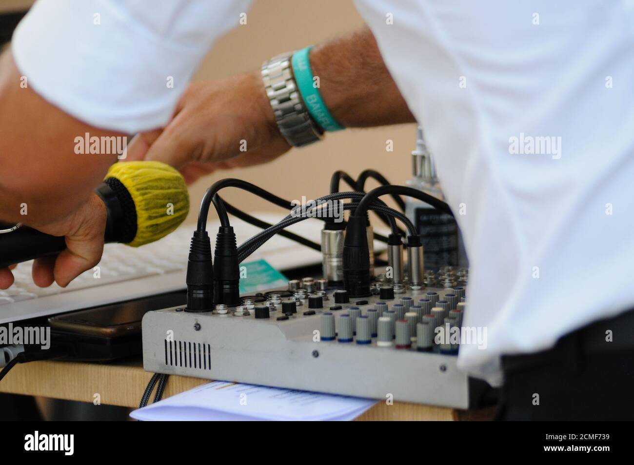 Animator und dj während der Hochzeitsfeier, Italien september 2020 Stockfoto