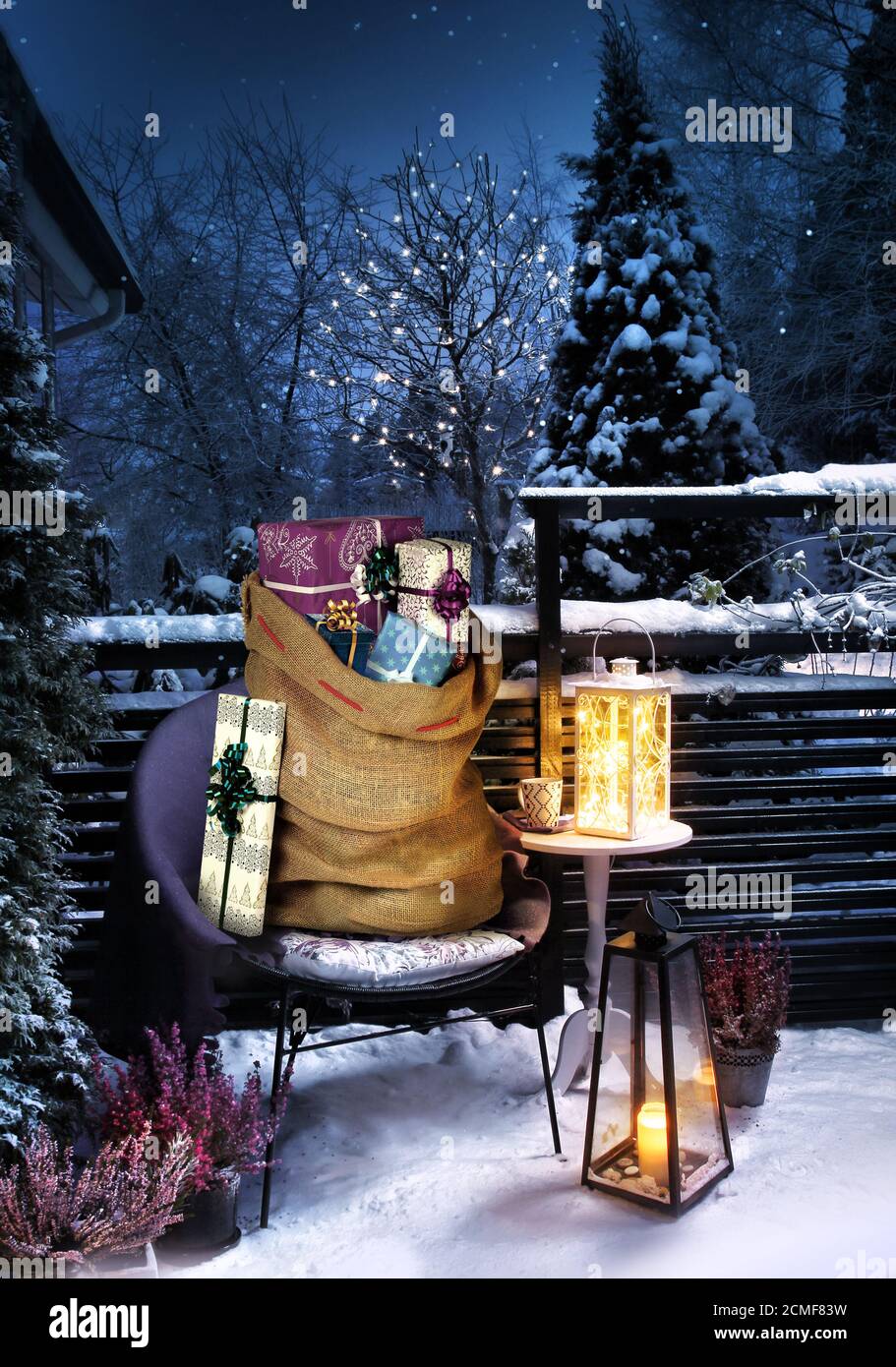 Weihnachtsabend-Feeling im Wintergarten mit Santas Geschenksack Stockfoto