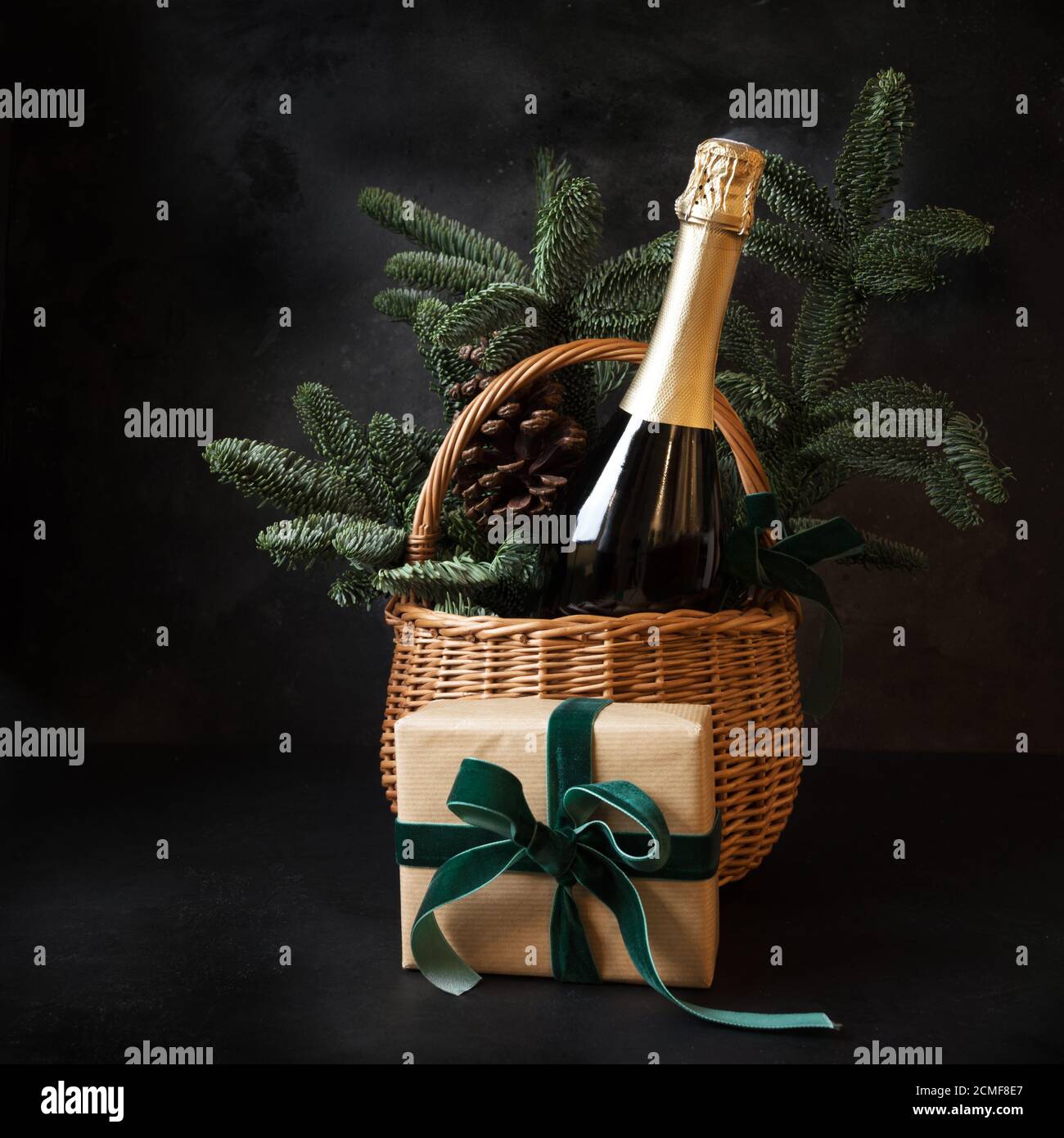 Weihnachtsgeschenk Korb mit Sparkline Wein und Geschenk auf schwarz. Frohes  neues Jahr Stockfotografie - Alamy