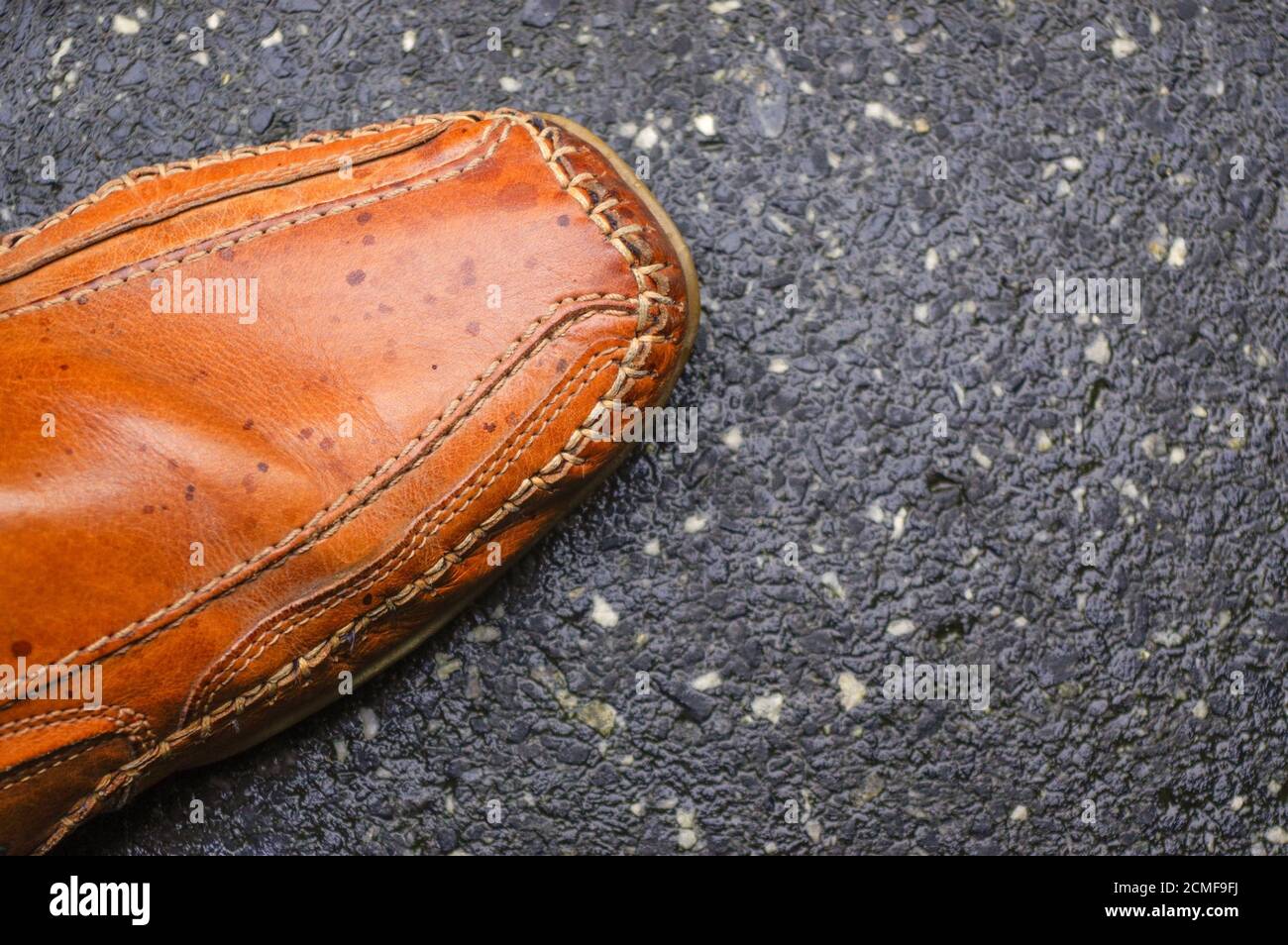 Herrenschuhe, Teil von Mocassin für den Herbst auf Zementboden Stockfoto