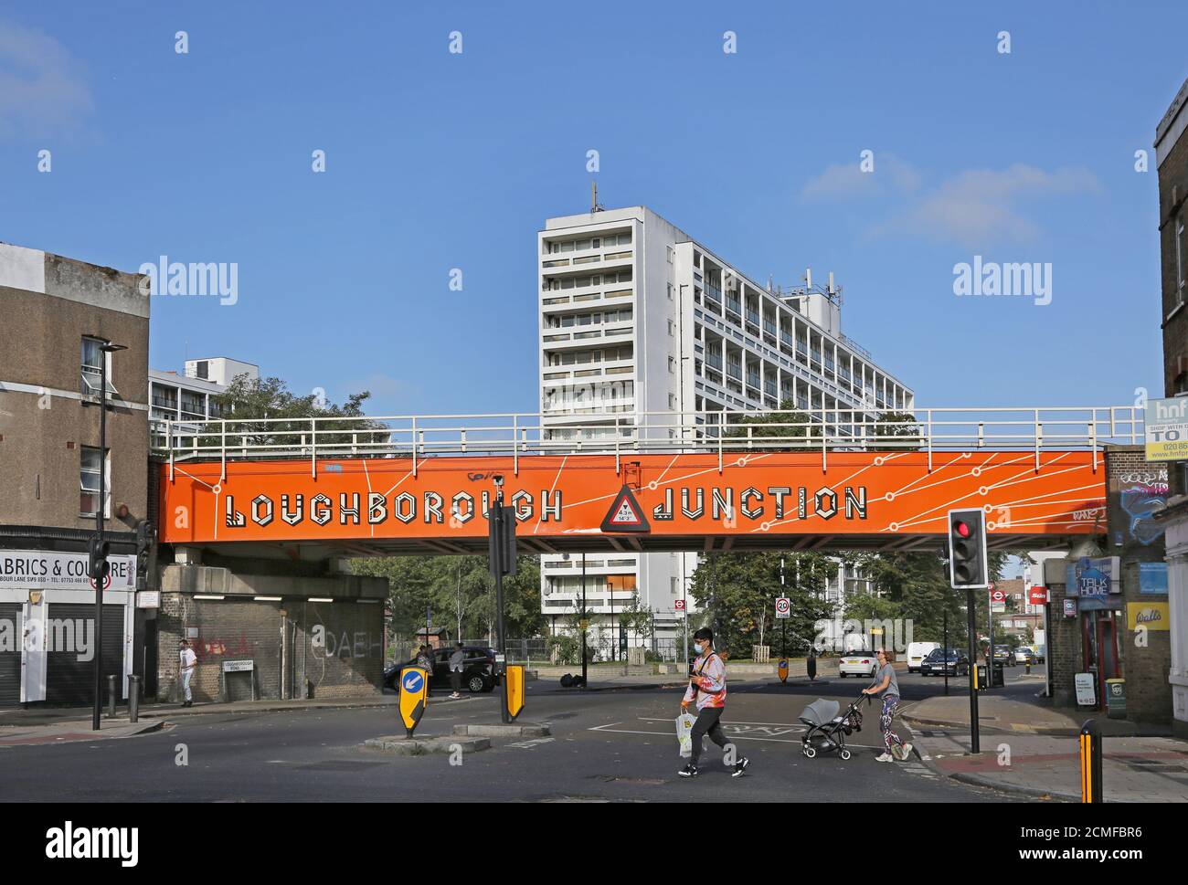 Eisenbahnbrücke in Loughborough Junction, South London, Großbritannien. Zwischen Brixton und Camberwell gelegen, ist diese einst arme Gegend jetzt 'up and coming' Stockfoto