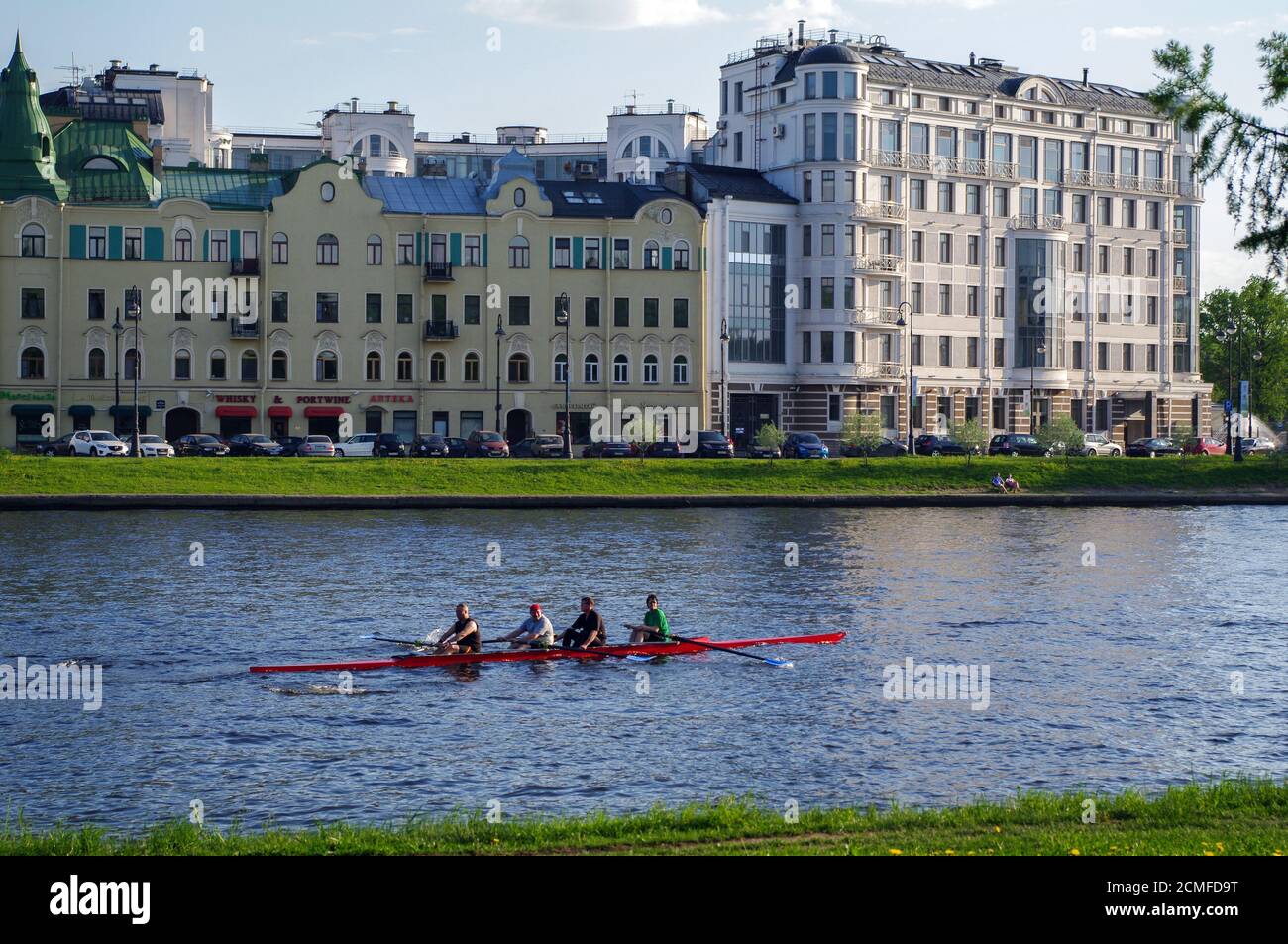 Sankt Petersburg, Russland - 21. Mai 2014: Baumleute im Kajak auf dem Fontanka-Fluss, sonniger Tag Stockfoto