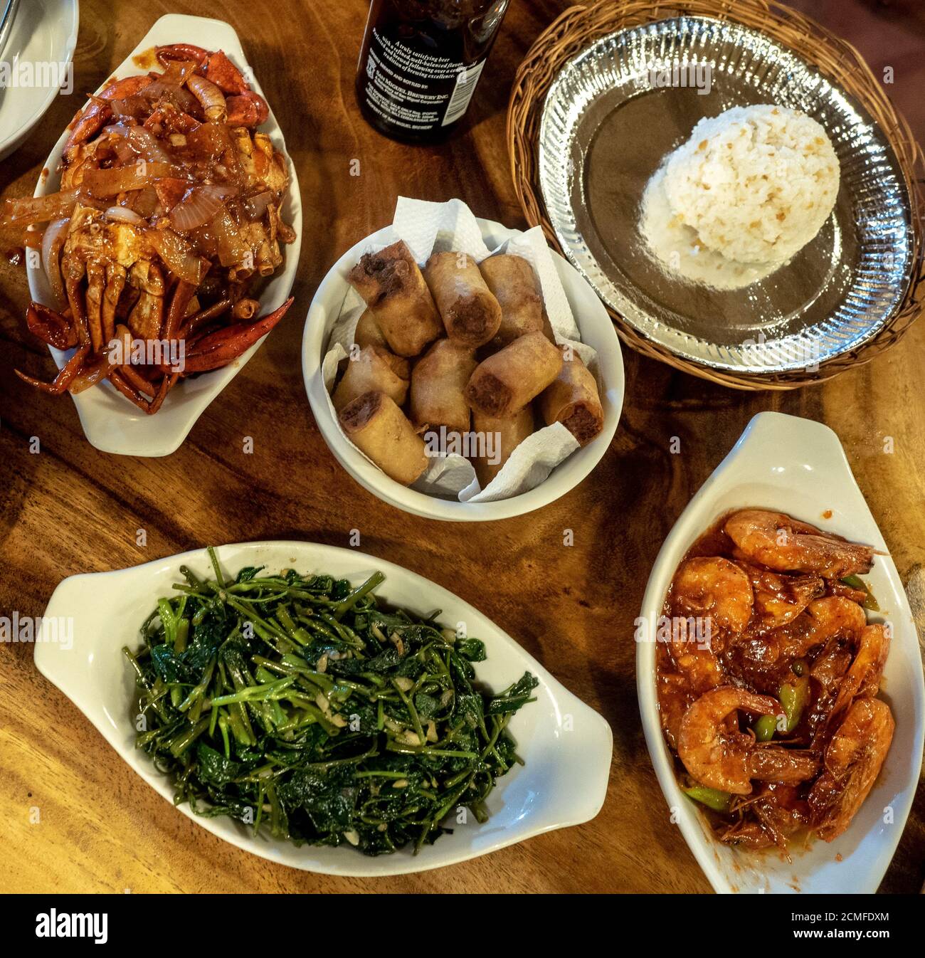 Leckeres asiatisches Street Food auf der philippinischen Insel coron Einschließlich und Auswahl an Gerichten Chili Krabben sring Rolle Stockfoto