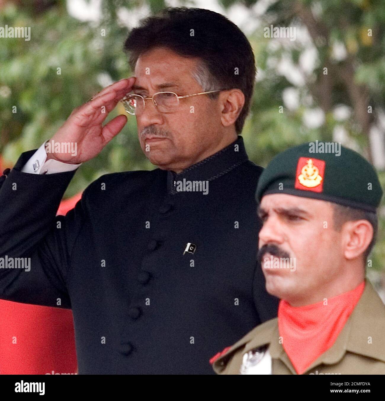Pakistans Präsident Pervez Musharraf grüßt die Ehrenwache nach Vereidigung als Präsident im Präsident Haus in Islamabad 29. November 2007. Musharraf wurde für eine zweite Amtszeit am Donnerstag, aber dies als einen zivilen Führer einen Tag nach Beenden als Armeechef und Erfüllung ein Versprechen, das viele Pakistaner bezweifelte, dass er halten würde vereidigt. REUTERS/Adrees Latif (PAKISTAN) Stockfoto