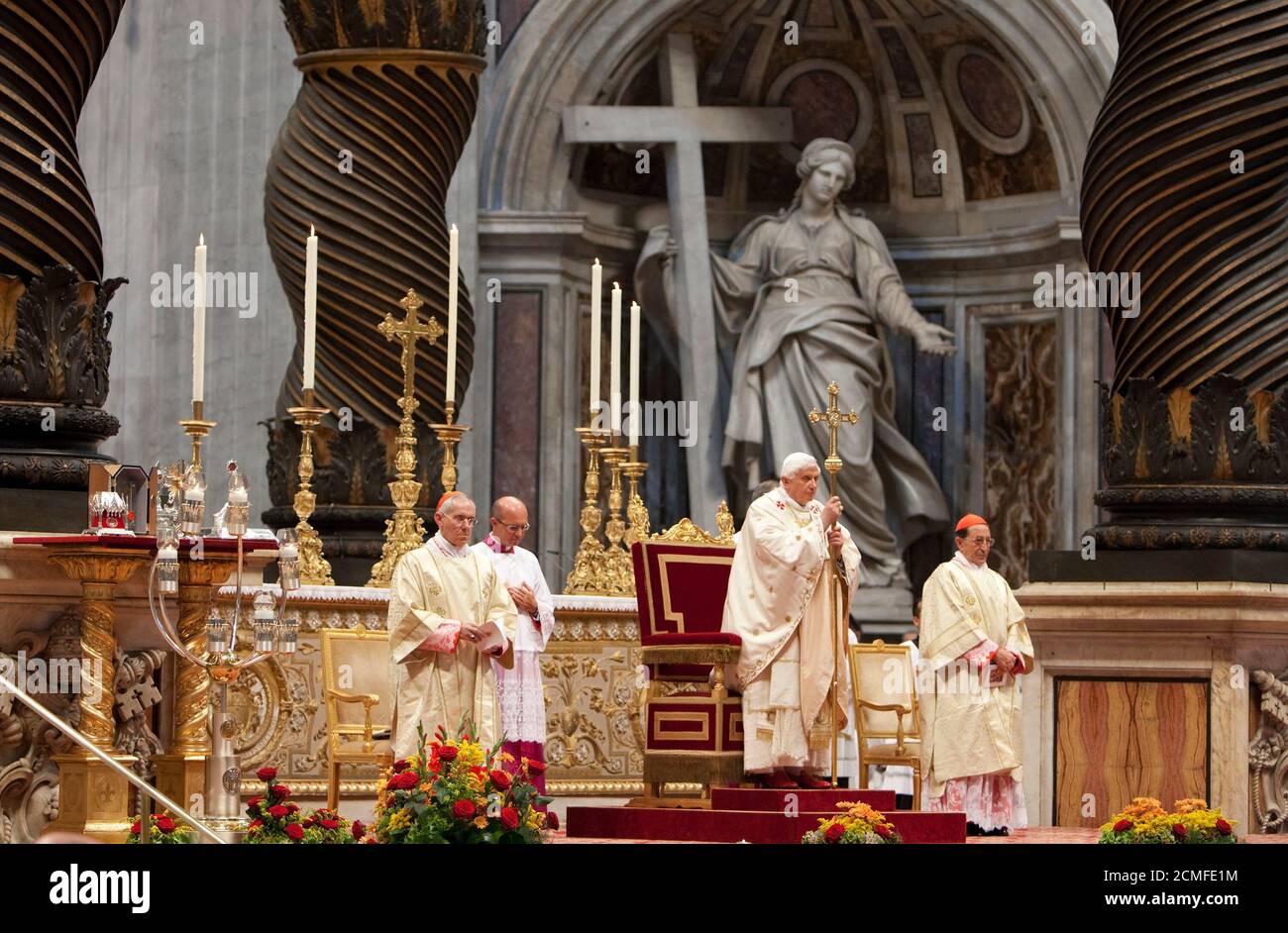 Papst Benedikt XVI. Blickt auf die feierliche Messe zur Heiligsprechung