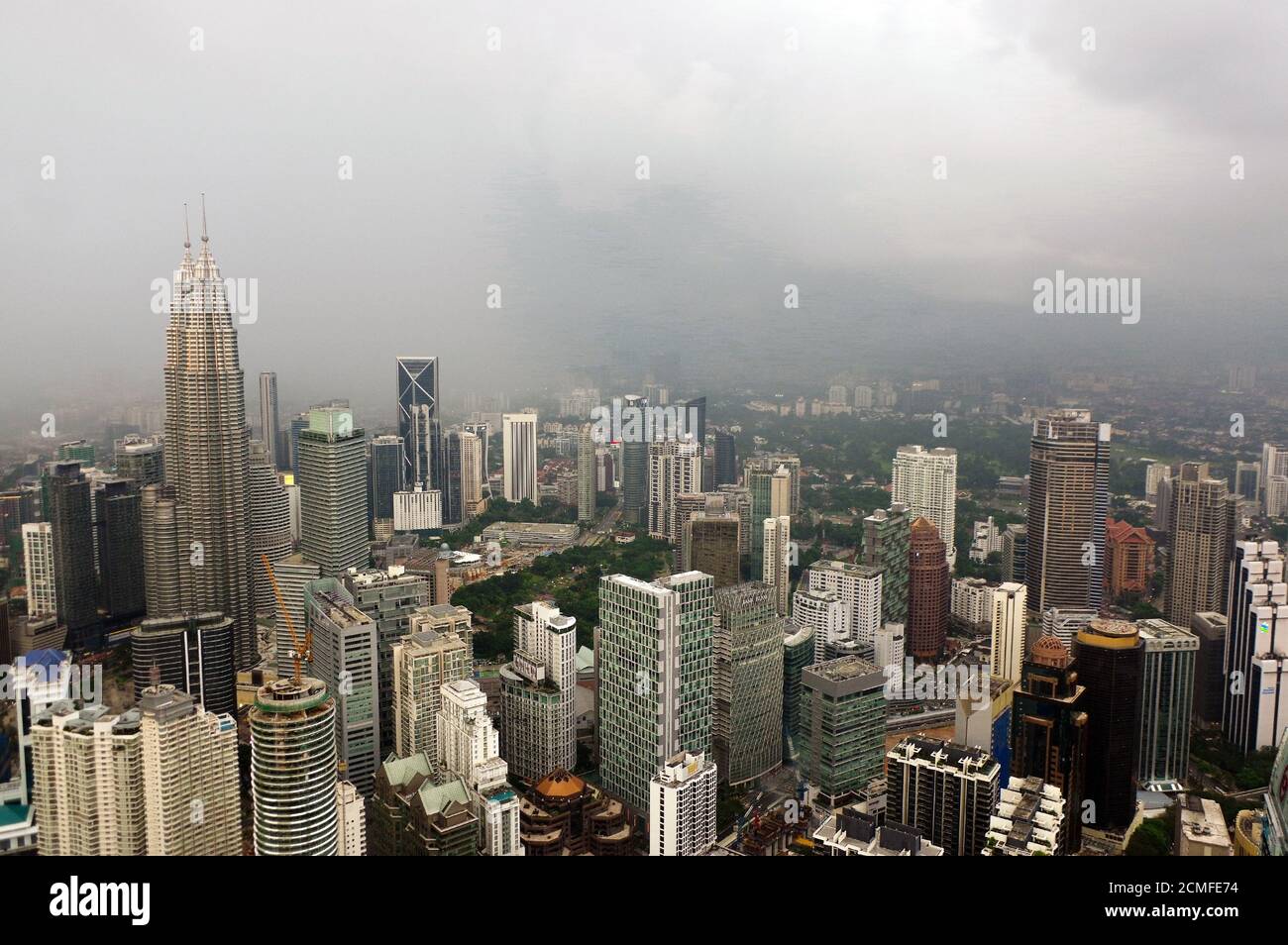 Kuala Lumpur, Malaysia - Januar 17. 2016: Dramatische Landschaft der Stadt KualaLumpur bei Sonnenuntergang. Anzeigen Stockfoto