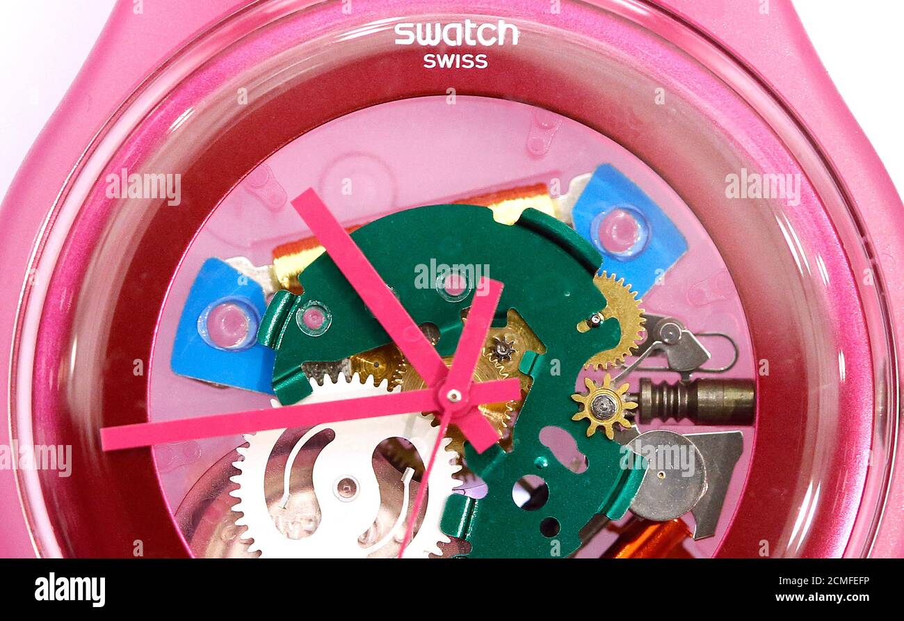 Die Bewegung einer Swatch-Uhr durch das transparente Zifferblatt, in einen  Swatch Store in Bern 4. Februar 2013 zu sehen. Ganzjahres Resultate von  Swatch, das Unternehmen, das bunte Plastik Uhren und High-End-Uhren, zeigte