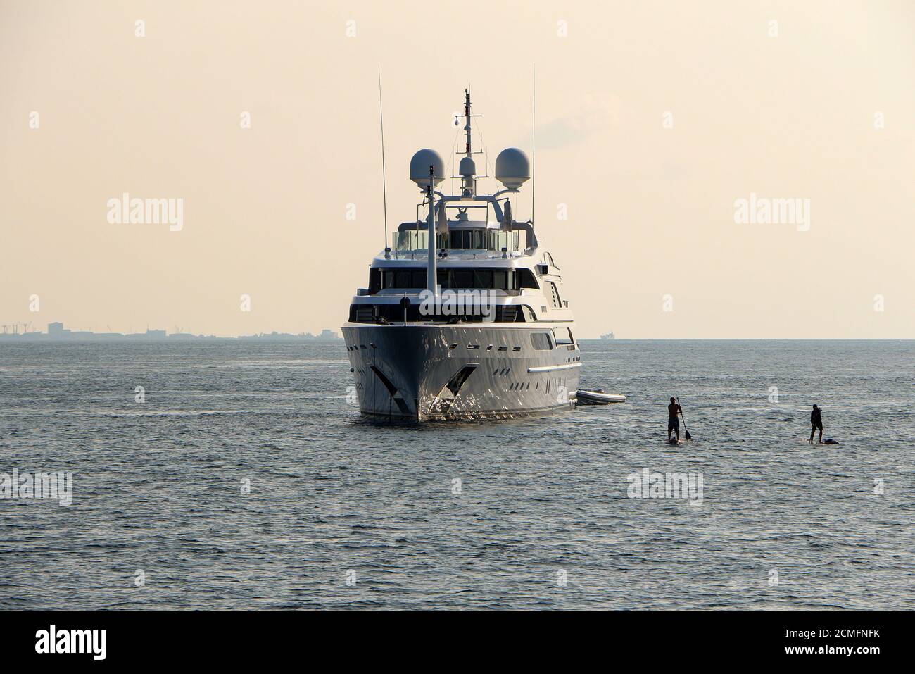 Luxus weiße Kreuzfahrt-Yacht in Malediven Ozean und Serfing Board Mit serfer Stockfoto