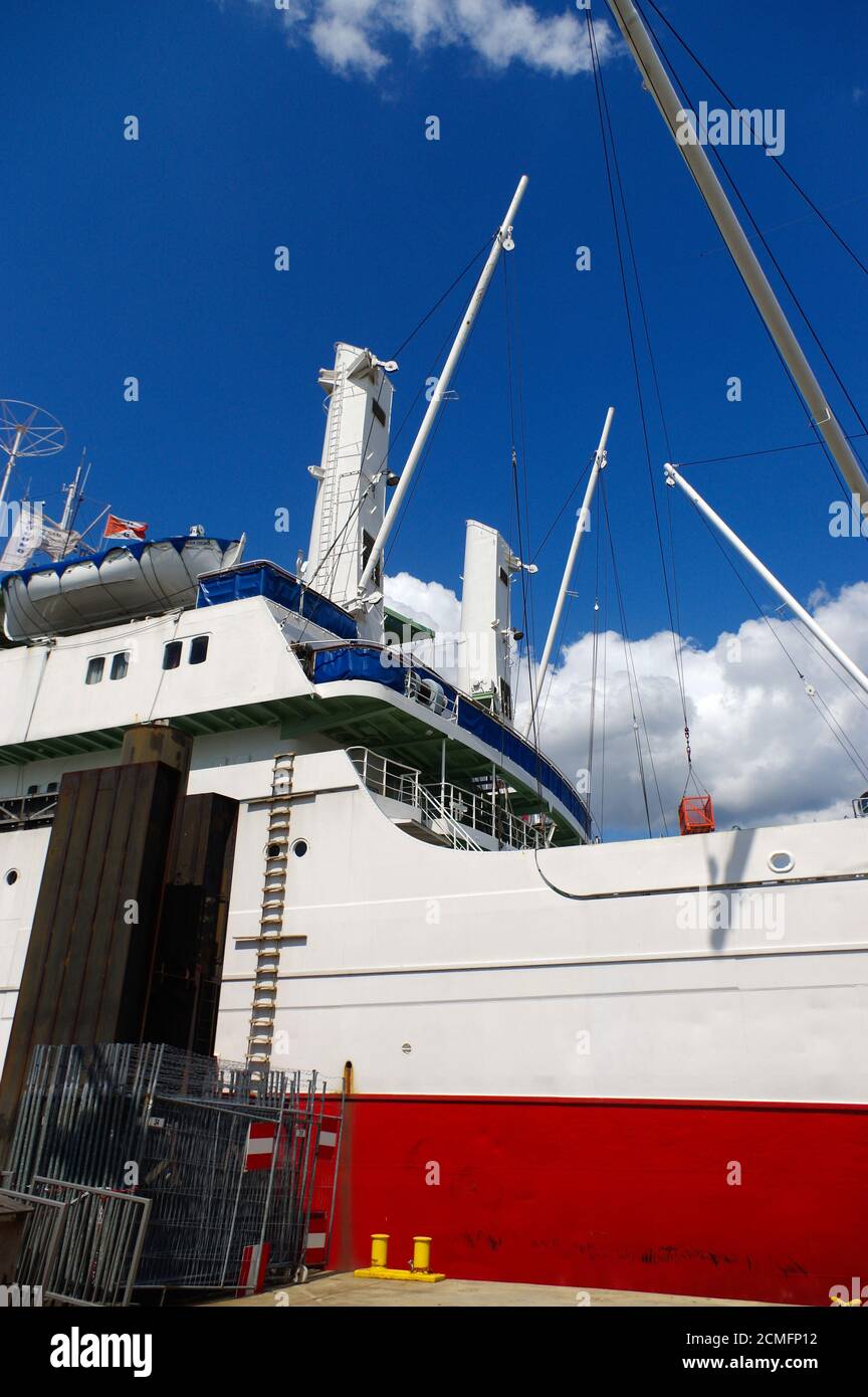 HAMBURG, DEUTSCHLAND - 18. JULI 2015: Eine Nahaufnahme eines großen Schiffskrans mit Treppen, die zu Hi führen Stockfoto