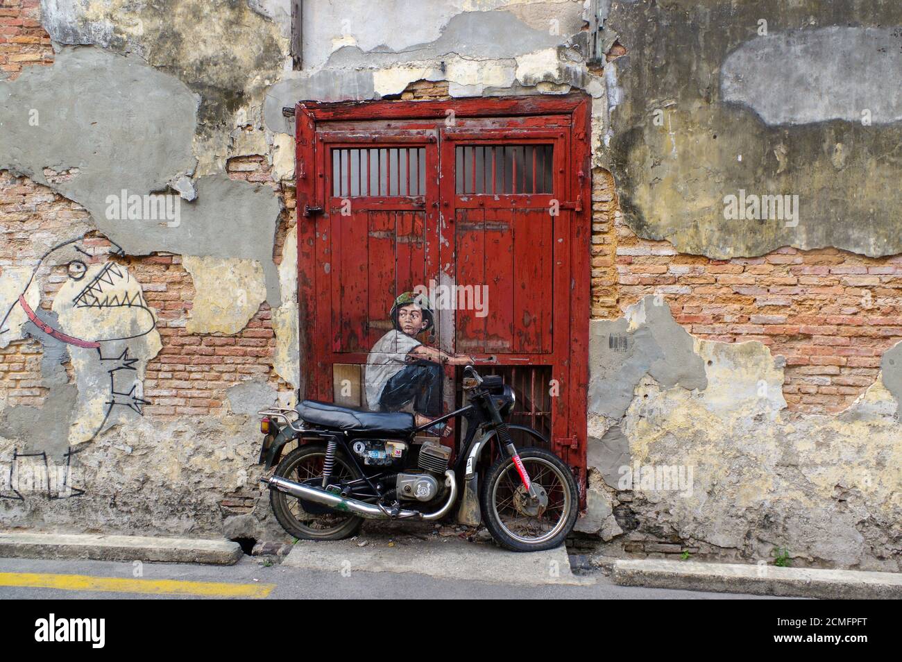 PENANG, MALAYSIA - 18. April 2016: Gesamtansicht eines Wandbildes 'Junge auf dem Fahrrad', gemalt von Ernest Zacharevi Stockfoto