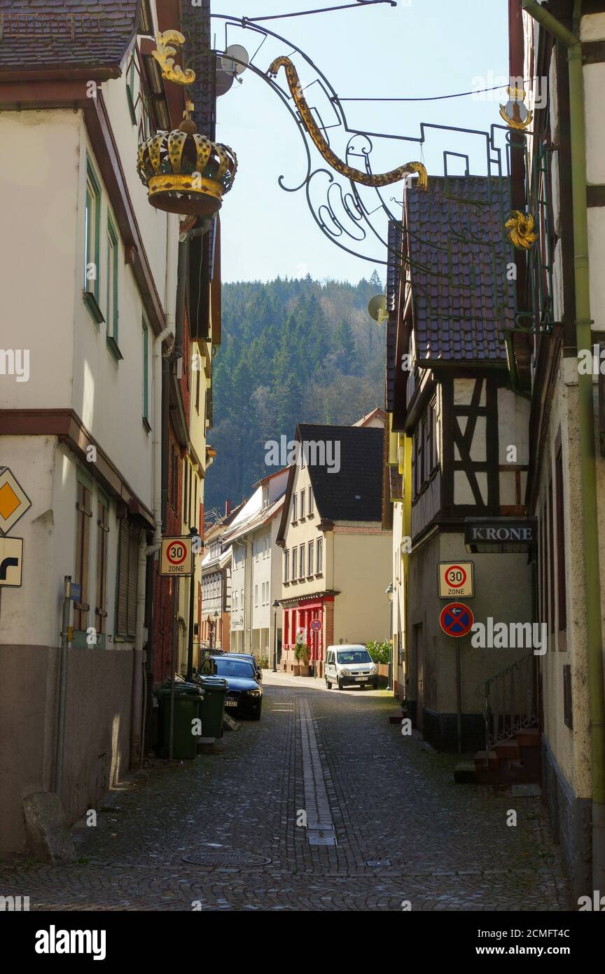 NEUENBUERG, DEUTSCHLAND, April 07 - 2015: Alte Stadtstraße mit Wohnhaus im Tudor-Stil Stockfoto