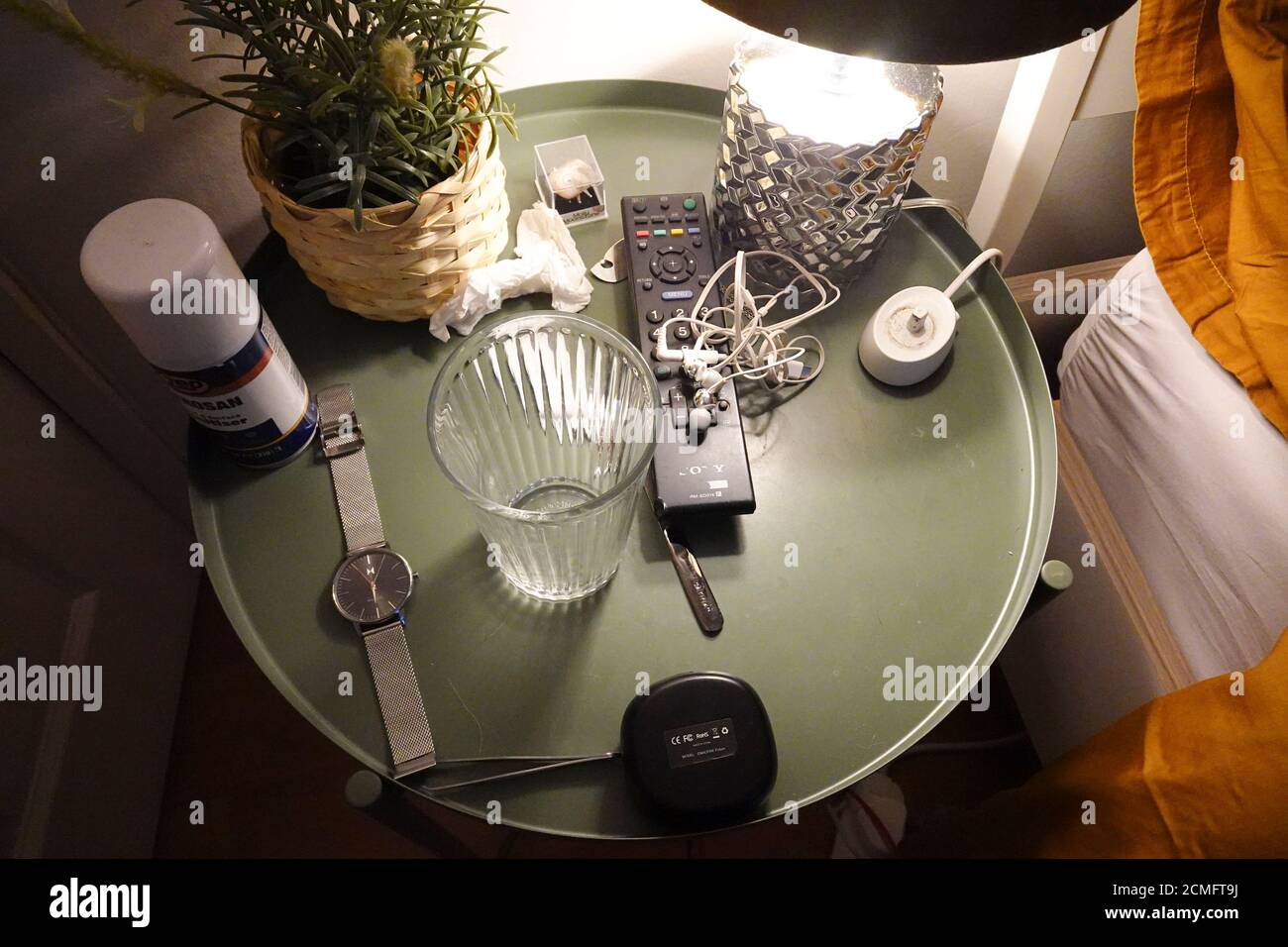 Nachttisch mit Lampe und anderen typischen Artikeln Stockfoto