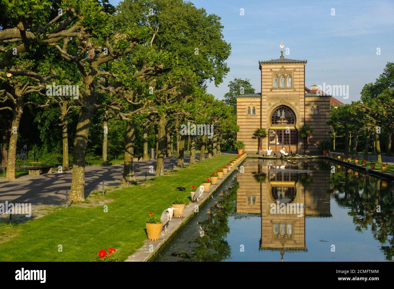 Stuttgart, 13. MAI 2015: Zoo Wilhelma. Künstlicher Teich mit Wasserpflanzen. Uralter Palast Stockfoto