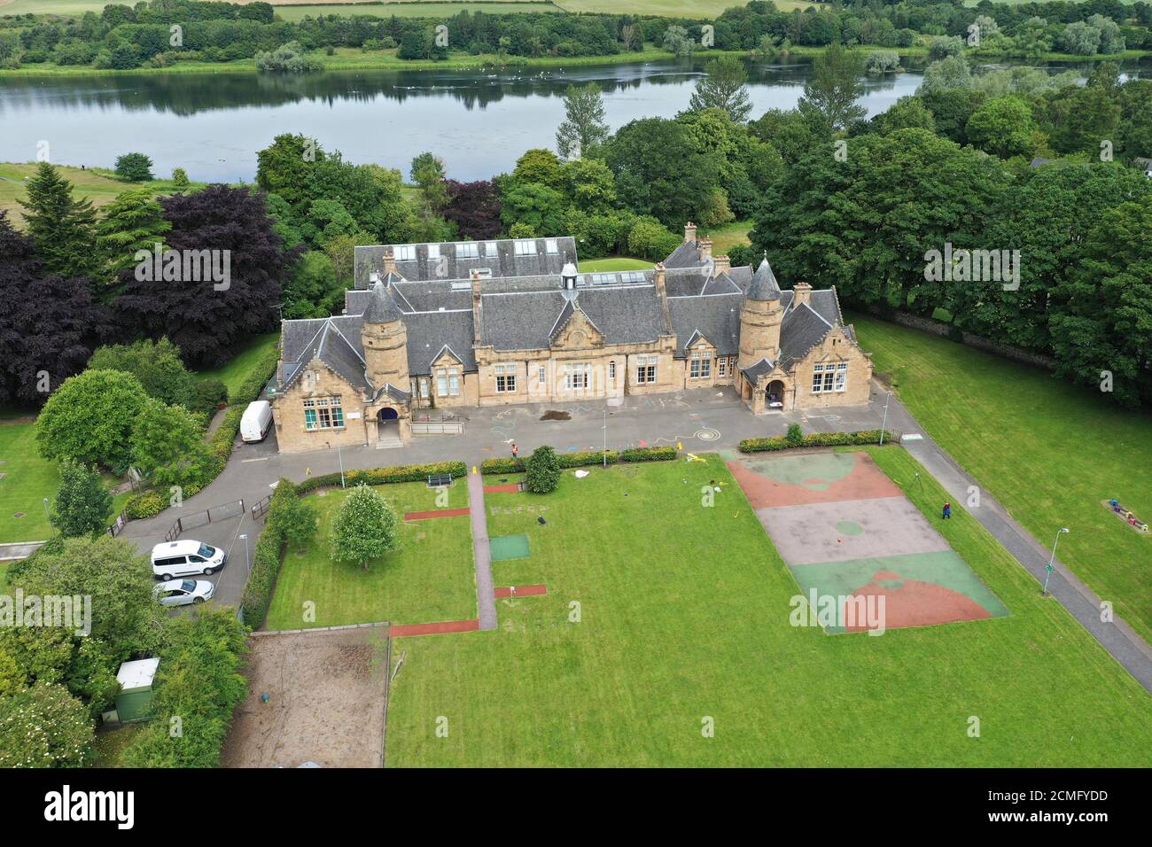 Luftdrohnenansicht der Low Port Primary School Linlithgow Stockfoto