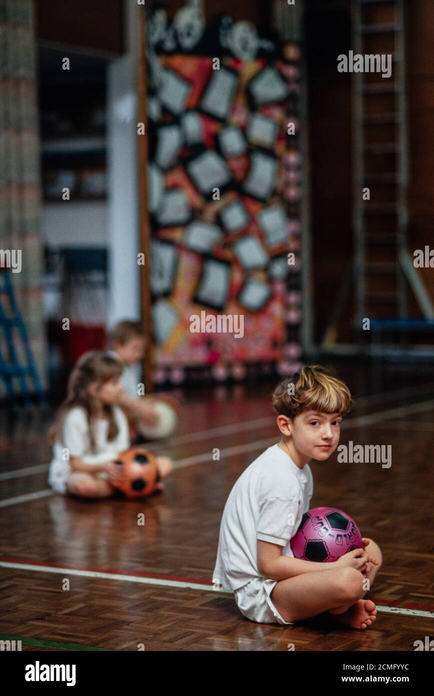 Ballkenntnisse in einem Sportunterricht in der Schulhalle der Cottenham Park Primary School in Raynes Park, Süd-West London. 06. Januar 1994. Foto: Neil Turner Stockfoto