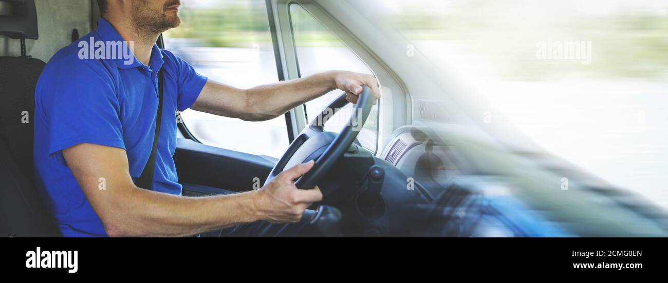 Transport Services und Logistik - junger männlicher Fahrer in blauer Uniform fährt einen Van. Banner Copy space Stockfoto