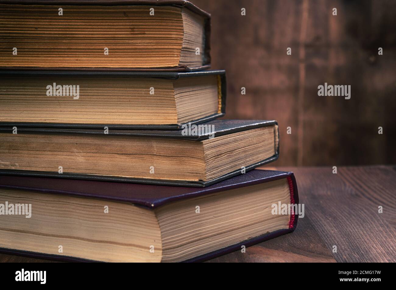 Stapel alter Bücher auf einem braunen Holz- Hintergrund Stockfoto