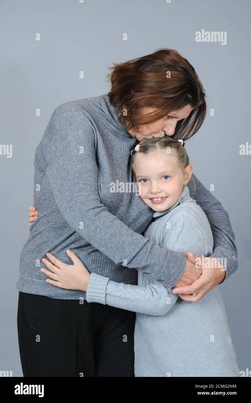 Großmutter küsst und umarmt ihre Enkelin. Stockfoto