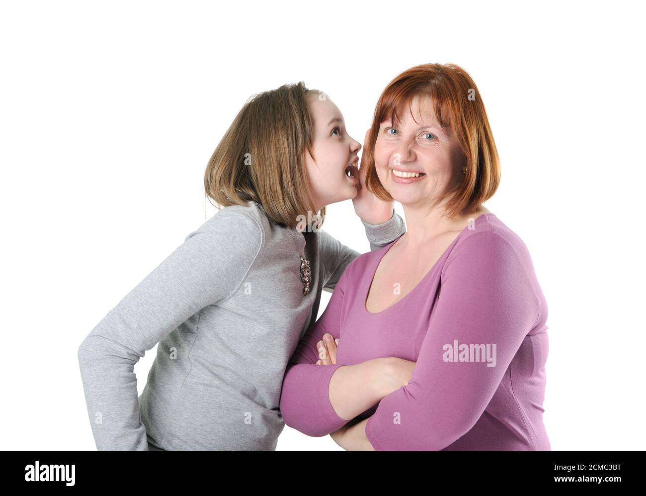 Mädchen Teenager emotional etwas sagt ihrer Mutter das Ohr. Stockfoto