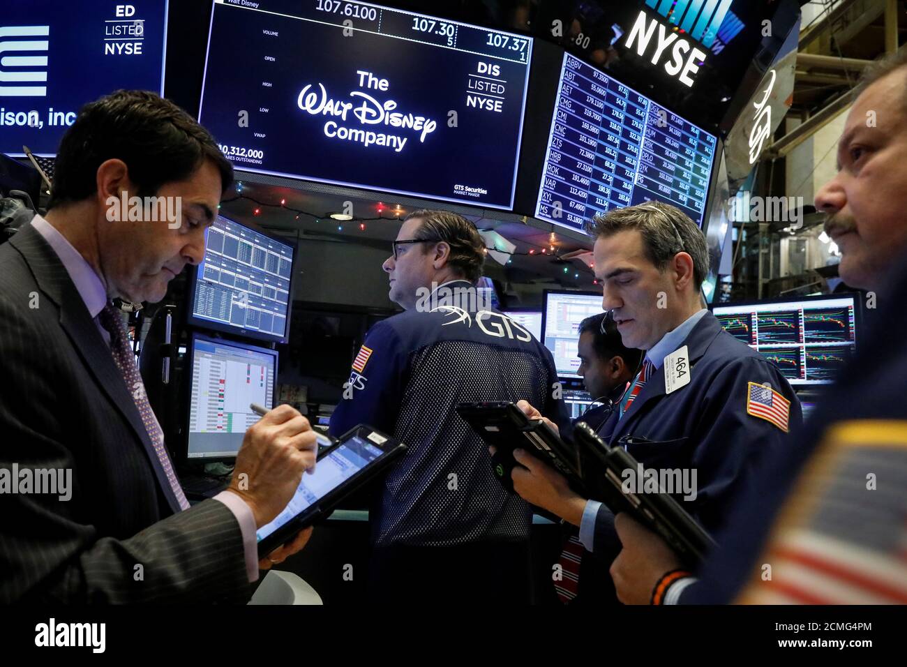 Trader arbeiten an der Stelle, an der Walt Disney Co. Aktien auf dem Boden der New York Stock Exchange (NYSE) in New York, USA, 14. Dezember 2017 gehandelt werden. REUTERS/Brendan McDermid Stockfoto