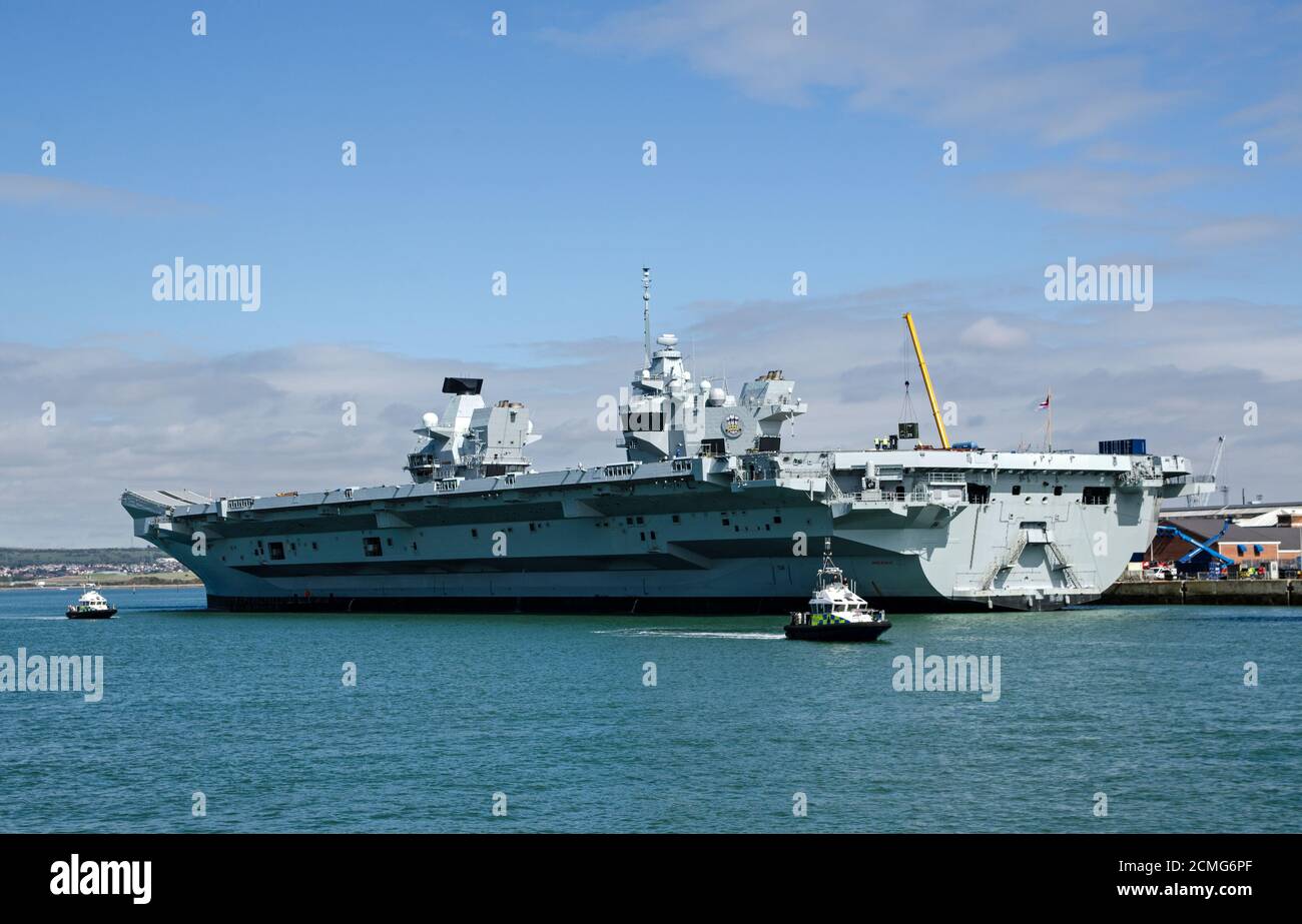 Blick auf den Flugzeugträger der Royal Navy HMS Prince of Wales, der an einem sonnigen Tag in Portsmouth Harbour, Hampshire, installiert wird. Stockfoto