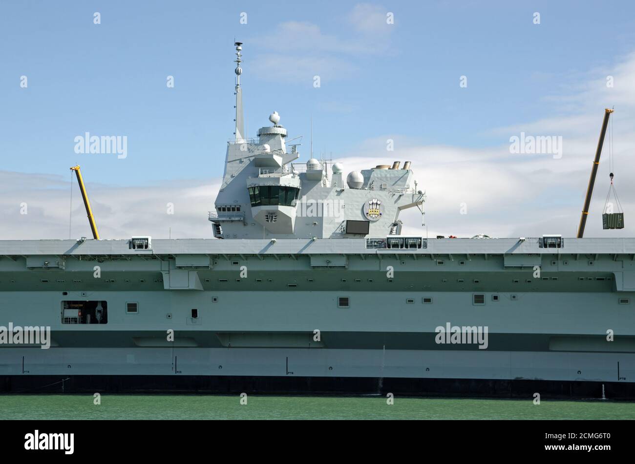 Überbau und Brücke des Royal Navy Flugzeugträgers HMS Prince of Wales vor Anker in Portsmouth Harbour, Hampshire. Stockfoto