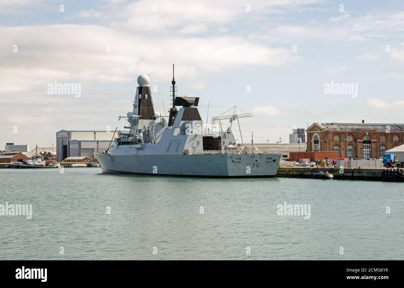Portsmouth, Großbritannien - 8. September 2020: Der Zerstörer der Royal Navy HMS Defender, D36, liegt an einem sonnigen Sommertag im Portsmouth Harbour, Hampshire. Stockfoto