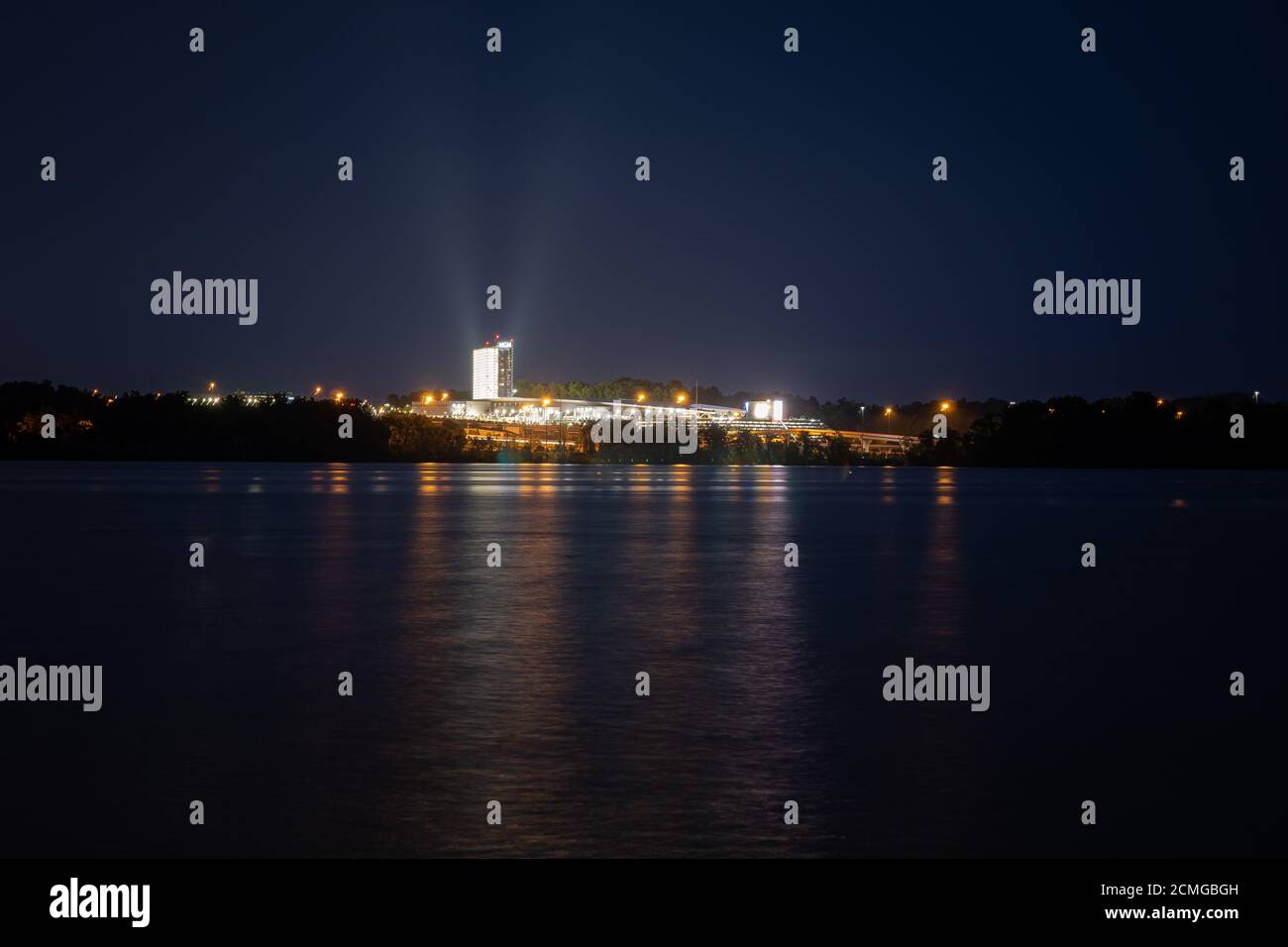 Alexandria, Virginia/USA-16. September 2020: Ein Nachtfoto des MGM National Harbor Casino. Stockfoto