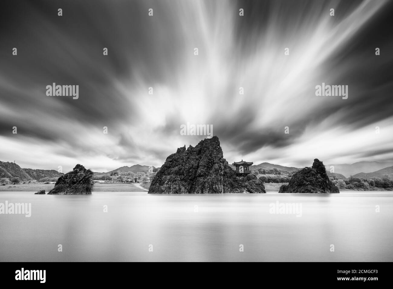 Schwarz/weiß, wunderschöne Landschaft der Dodamsambong Peaks mit Langzeitbelichtung, Danyang-gun, Korea Stockfoto