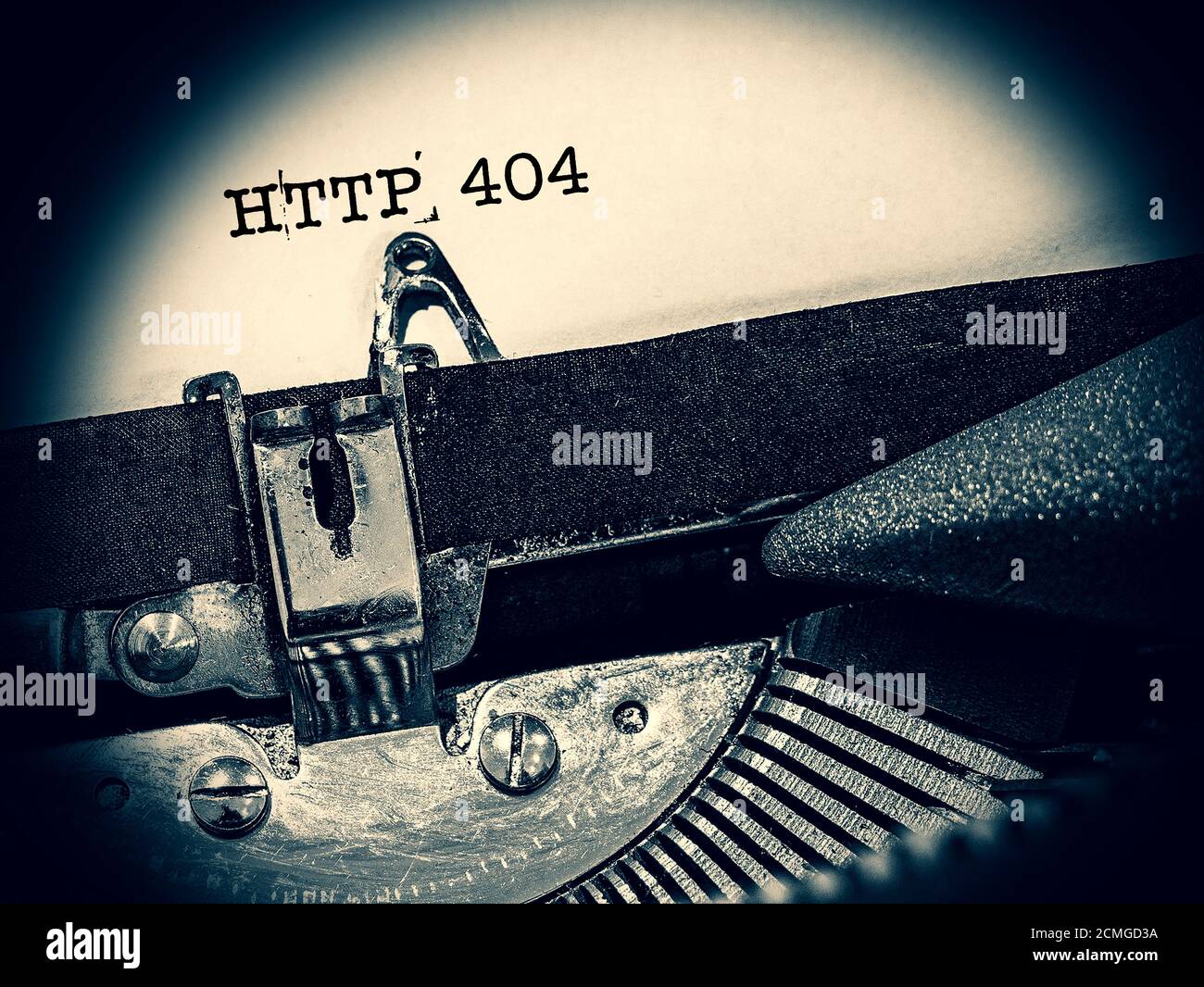 Schreibmaschine mit HTTP 404 geschrieben auf Seite Stockfoto
