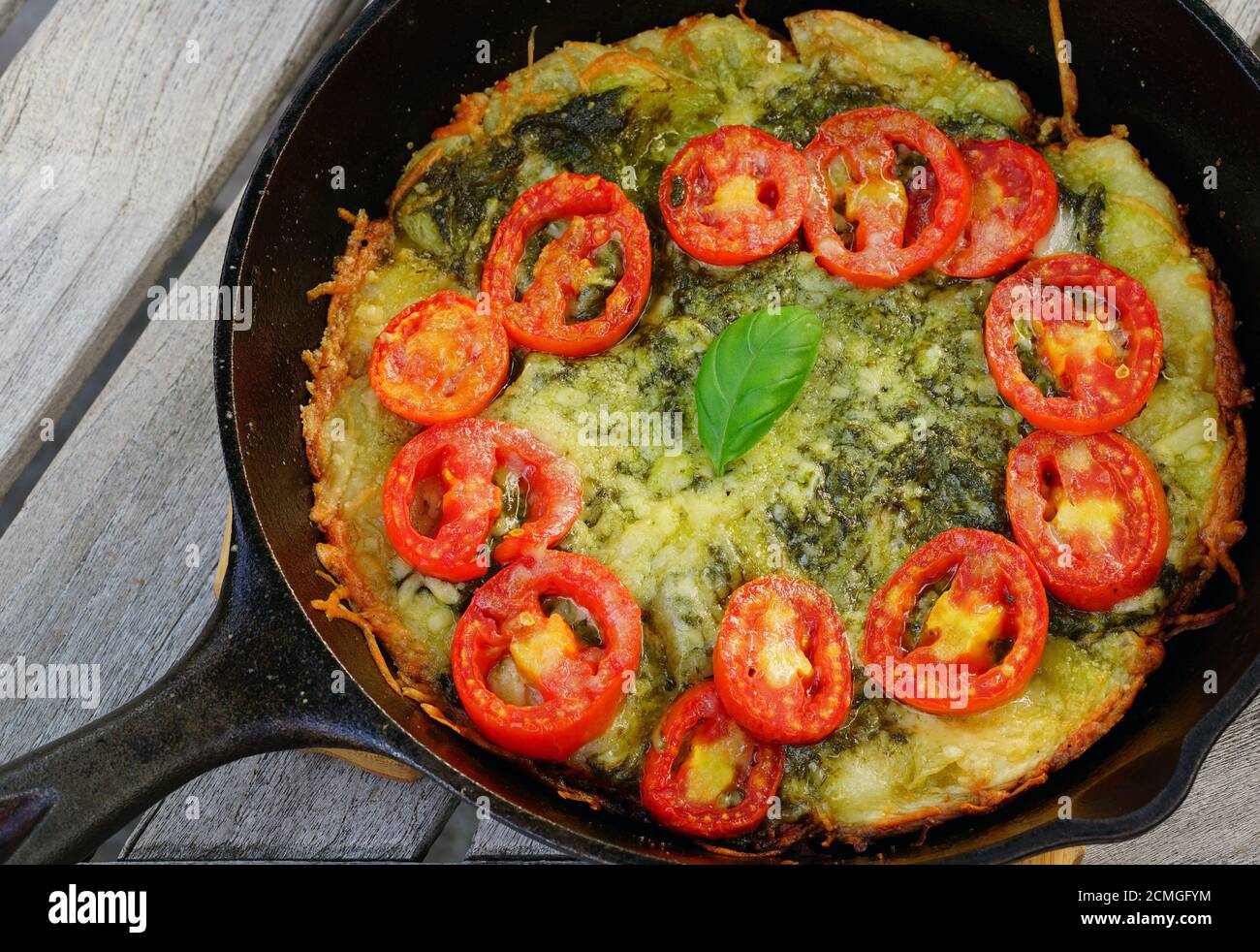 Gusseisen Pfanne Käse Pizza mit frischen Tomaten Stockfoto
