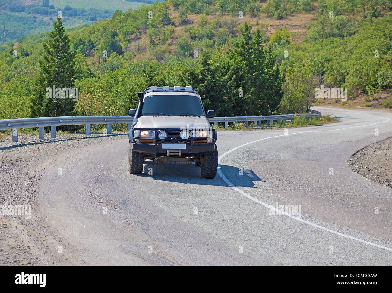 SUV geht im Sommer auf den Weg zur Krim Stockfoto