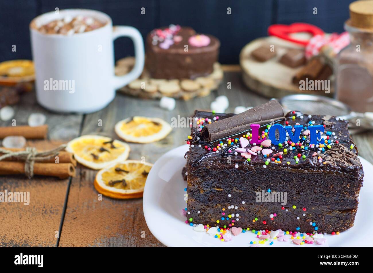 Stück Schokolade Kuchen auf einem weißen Teller Sacher Stockfoto