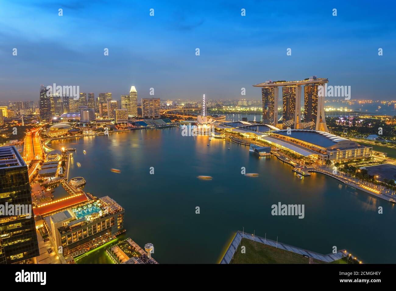 Luftbild Stadt Skyline von Singapur in der Nacht, Marina Bay, Singapur Stockfoto