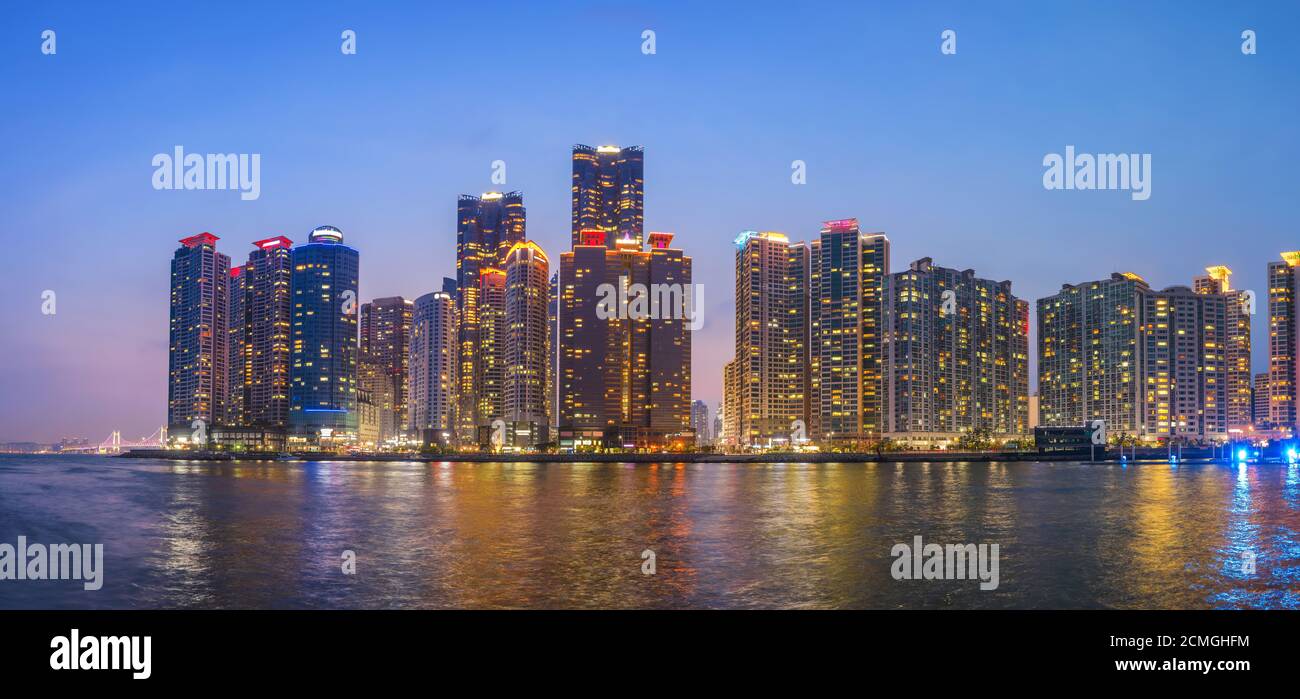 Busan Stadt Skyline Panorama in Busan Marina und Gwangandaegyo Brücke, Busan, Südkorea Stockfoto