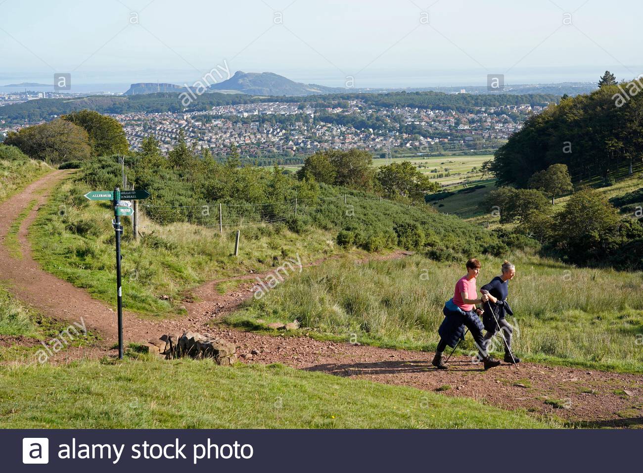 Edinburgh, Schottland, Großbritannien. September 2020. Genießen Sie die Sonne im Pentland Hills Regional Park an einem klaren Tag mit blauem Himmel. Blick auf die Stadt Edinburgh und Arthur's Seat. Kredit: Craig Brown/Alamy Live Nachrichten Stockfoto