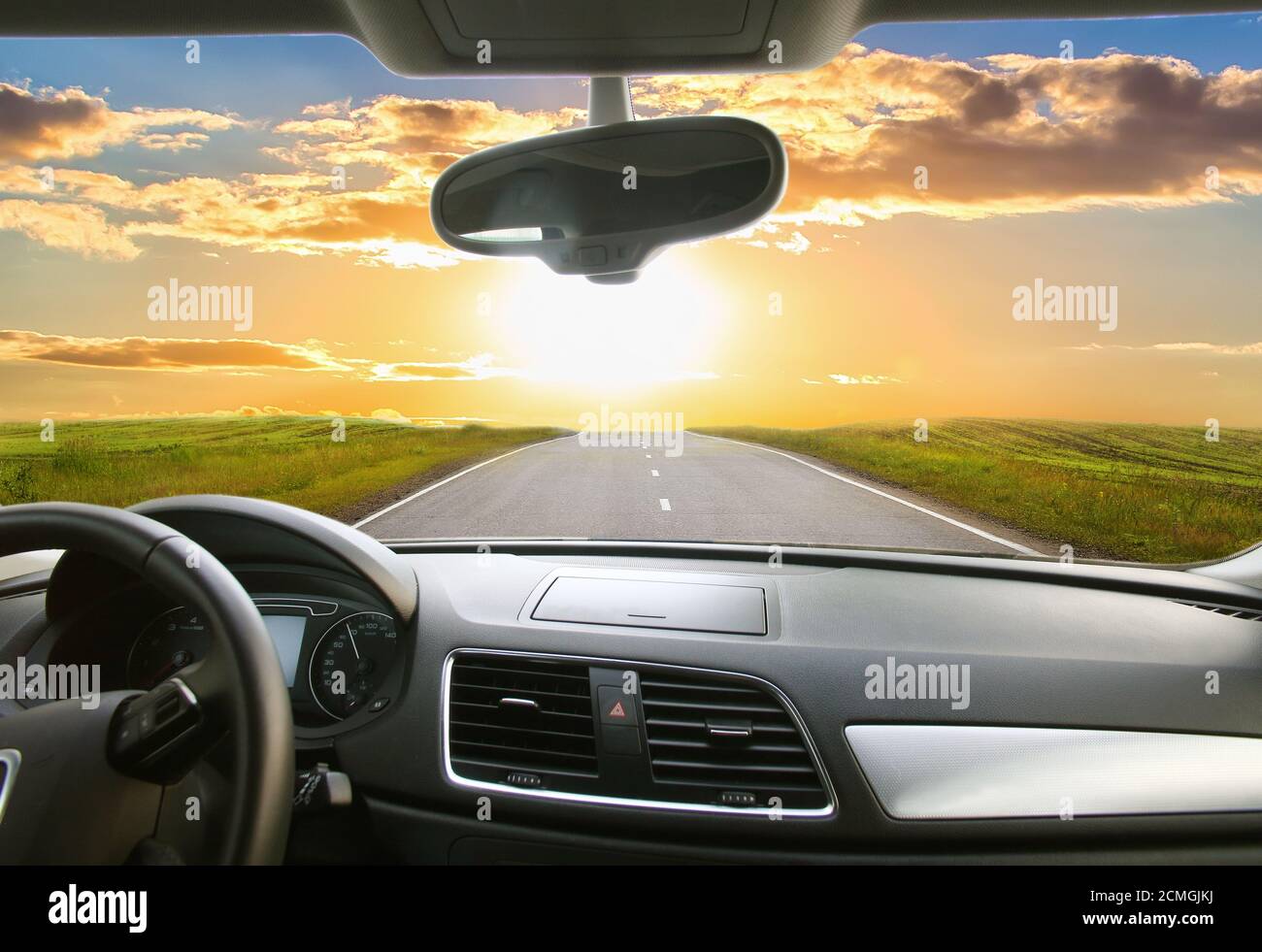 Blick auf den wunderschönen Sonnenuntergang aus dem Inneren des Autos Stockfoto