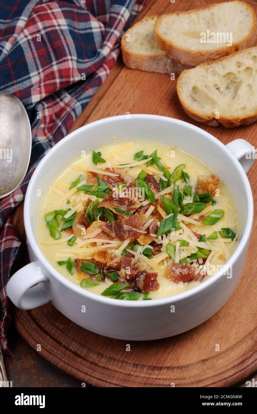 Käsesuppe mit Speck Stockfoto