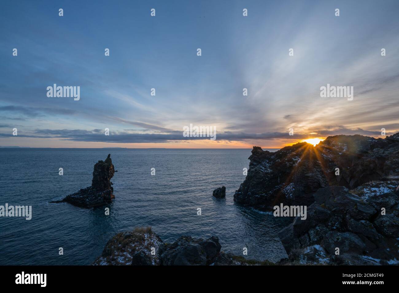 Morgenlicht über Rocky Coastline in Island Stockfoto