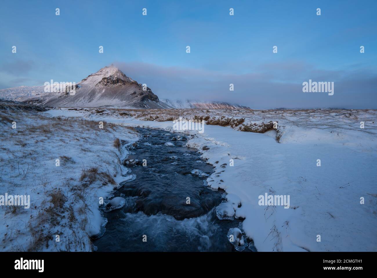 Berg mit Blick auf den isländischen Fluss Stockfoto