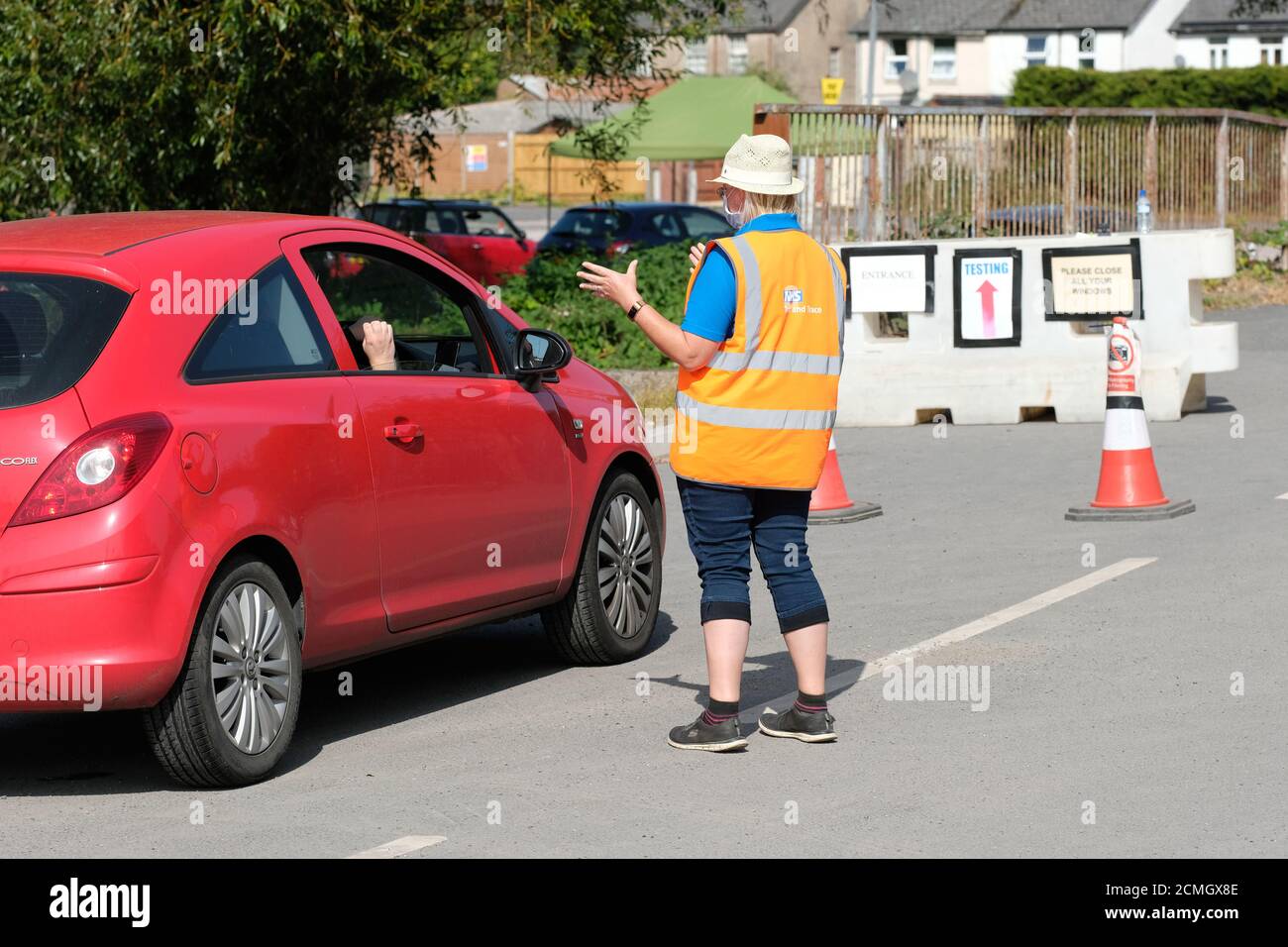 Hereford Großbritannien - Donnerstag, 17. September 2020 - Autofahrer Schlange, um eine Coronavirus-Fahrt durch Testgelände als NHS-Mitarbeiter bitten sie zu bestätigen, dass sie einen Online-Termin gemacht haben und auch einen QR-Code - die überwiegende Mehrheit nicht über den notwendigen QR-Code und waren Nicht zur Prüfstelle zugelassen. Foto Steven May / Alamy Live News Stockfoto