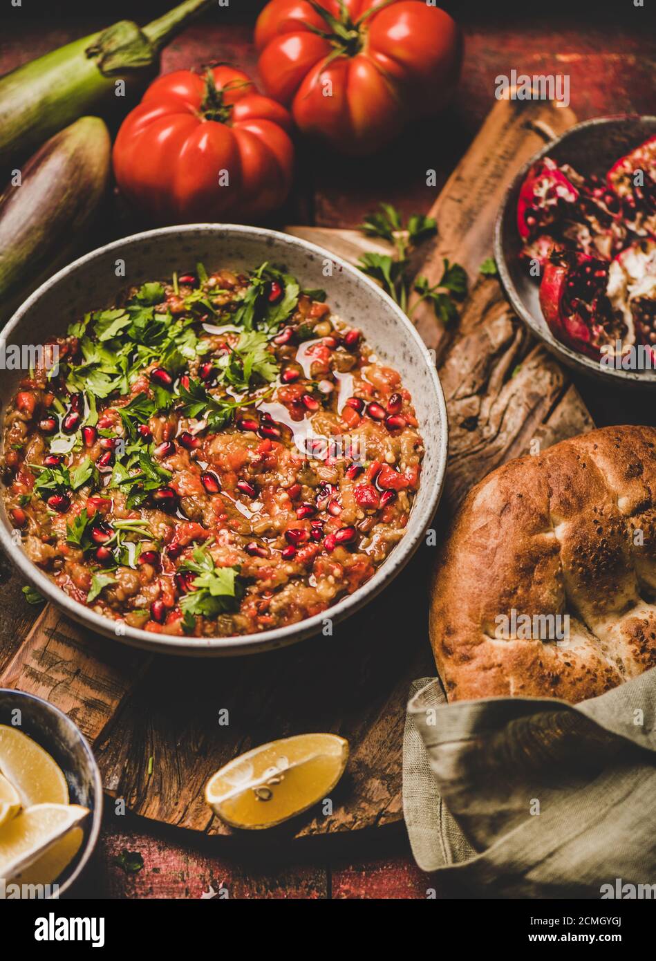 Babaganoush Dip mit frischer Petersilie, Granatapfelkernen und Fladenbrot Stockfoto