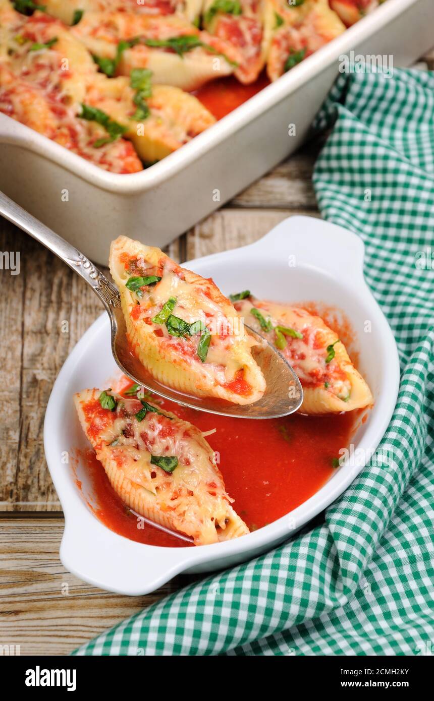 Pasta conchiglioni Schalen gefülltes Fleisch Hackfleisch Stockfoto