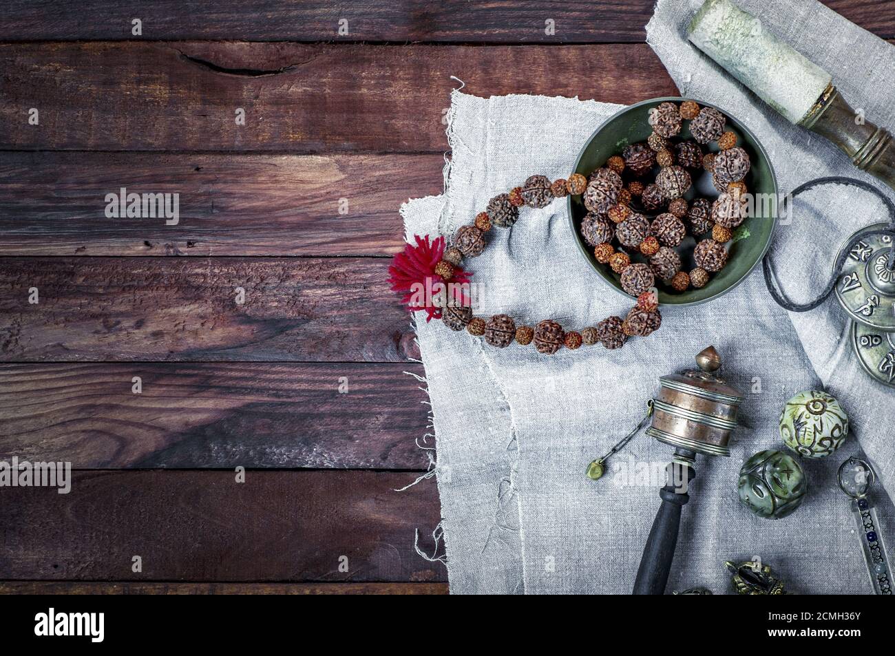 Klangschale, Rosenkranz Gebet drum und andere Tibetische rituelle Gegenstände Stockfoto